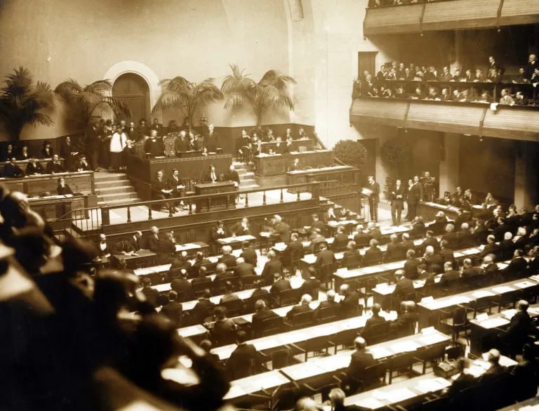 国际联盟成立1920 年代，国际联盟的第一次大会在瑞士日内瓦的 Salle de la Réformation 举行