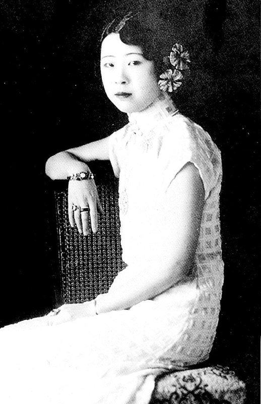 #人物 谭玉玲，即明贤皇贵妃（原名他他拉·玉玲；1920年8月11日 – 1942年8月14日），是中国末代皇帝溥仪的妾室