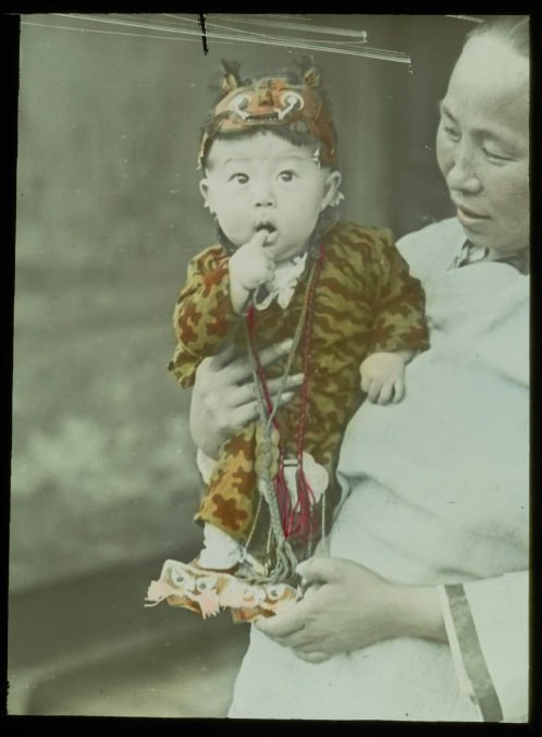 1918-1919，北京，着老虎服的小孩