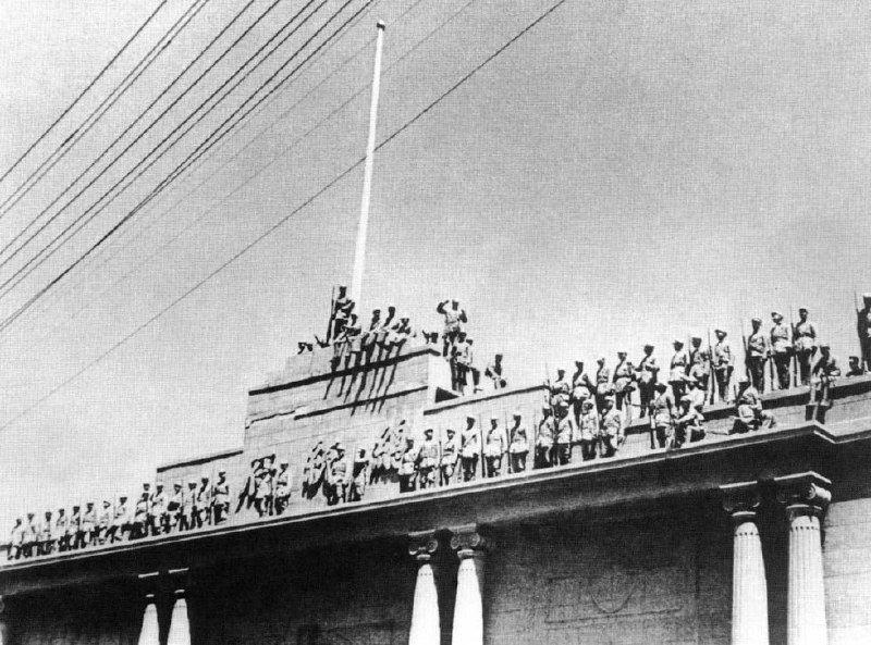 中国人民解放军在渡江战役中占领南京总统府，摄于1949年4月27日