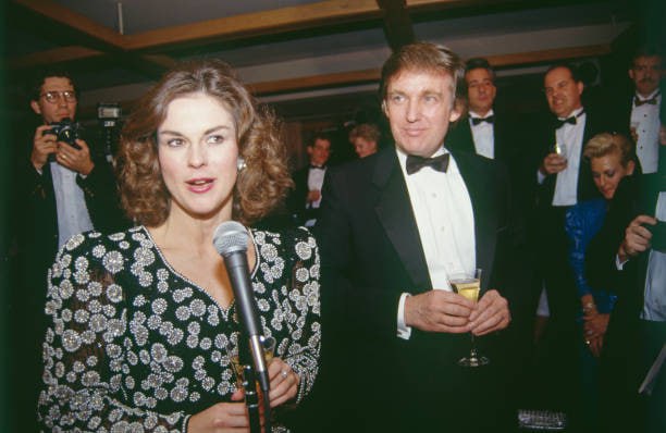 《花花公子》35 周年纪念日，克里斯蒂·海夫纳 (Christie Hefner) 和唐纳德·特朗普 (Donald Trump) 在纽约《花花公子》杂志 35 周年纪念日