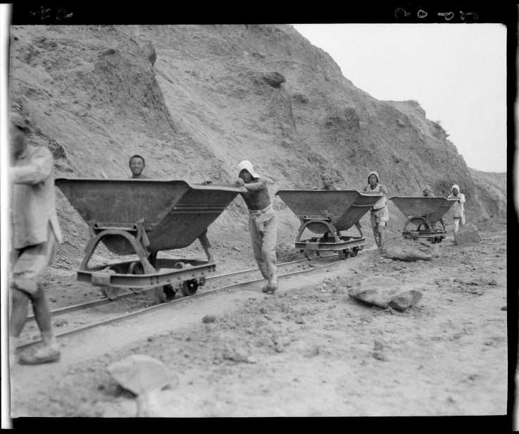 中国，北京妙峰山，铁路上推矿车