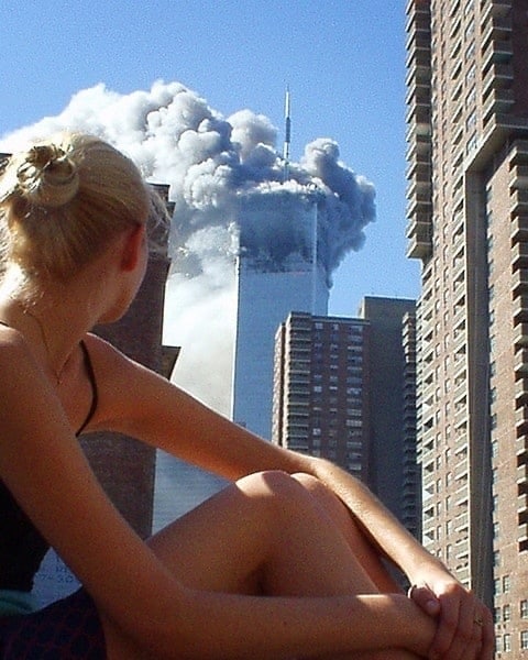 2001年9月11日，一位模特在纽约外拍的时候见证了历史性的一刻，摄影师将这一幕记录了下来