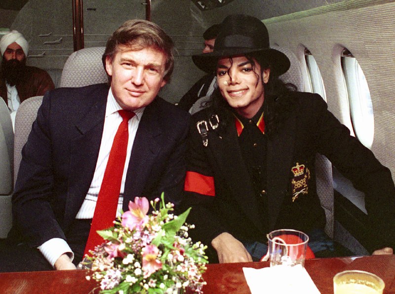 1990 年 4 月 1 日，迈克尔·杰克逊和唐纳德·特朗普等待飞机起飞，探望儿童艾滋病患者瑞安·怀特（RyanWayneWhite）