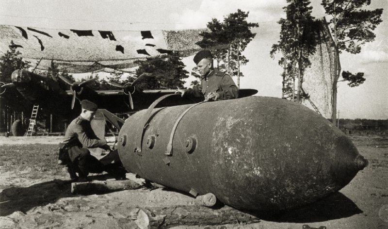 1943年，苏联装甲兵在准备一枚5吨级的空投炸弹(FAB-5000)