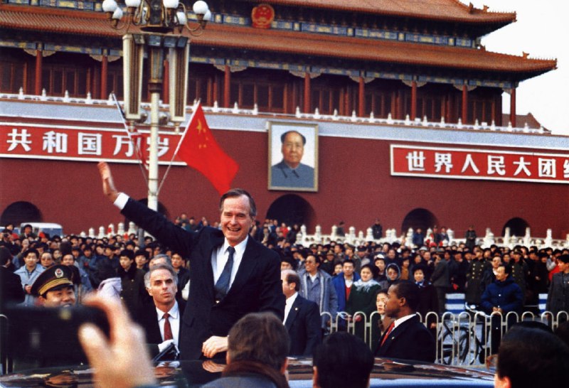 1989年2月25日，上任才一个月的美国总统（老）布什抵达北京进行工作访问